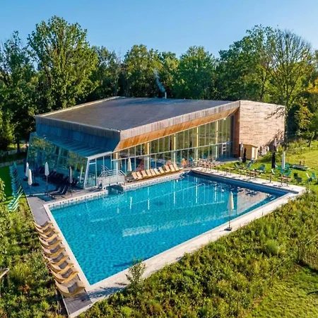 Nature Retreat With Pools *